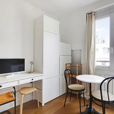 Canal St Martin Lovely باريس